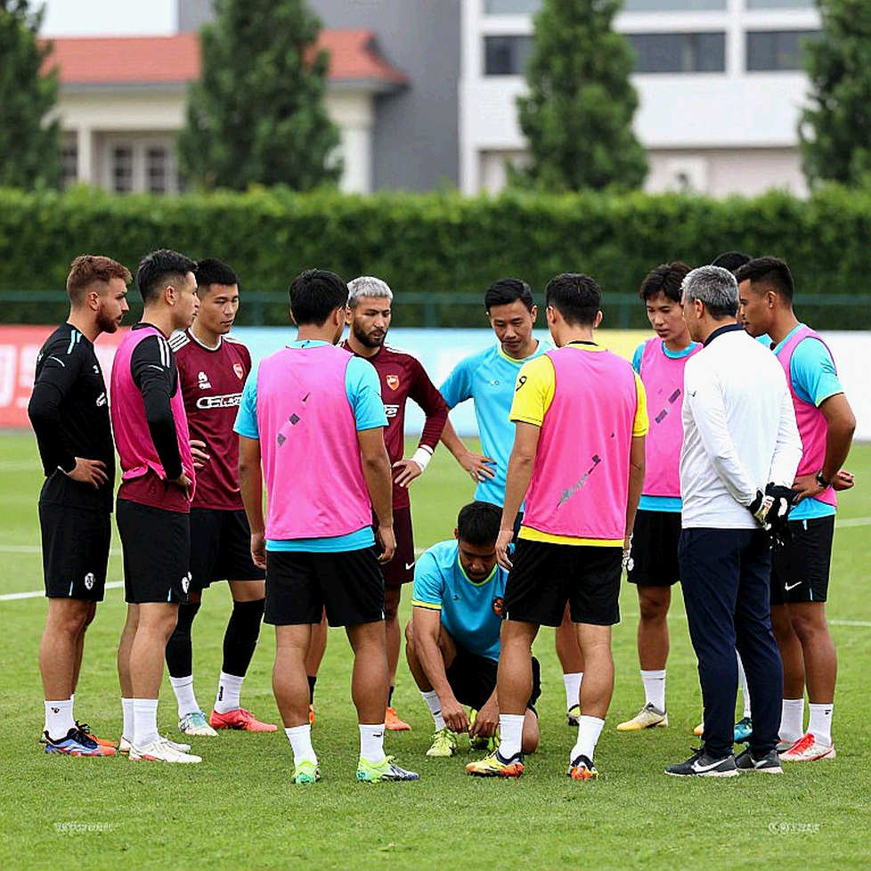 The Transfer Window: The Craft of Separating Signal from the Noise of Rumors The Transfer Window: The Craft of Separating Signal from the Noise of Rumors