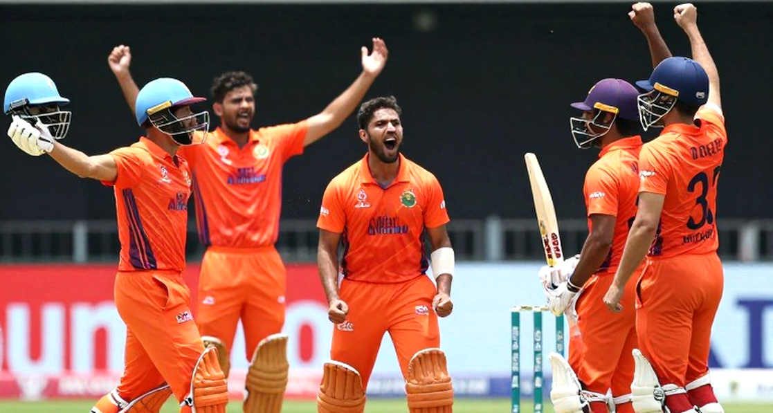সাতাশ কোটি আর একটি নীরব হাত: এশিয়ার ক্রিকেট-বাজারের আসল খতিয়ান সাতাশ কোটি আর একটি নীরব হাত: এশিয়ার ক্রিকেট-বাজারের আসল খতিয়ান