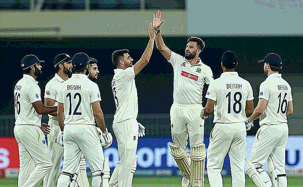 ৩৫-৬ থেকে ২৪১: হোকস্ট্রার পাঁচ উইকেট আর ২০৬ রানের নীরবতা